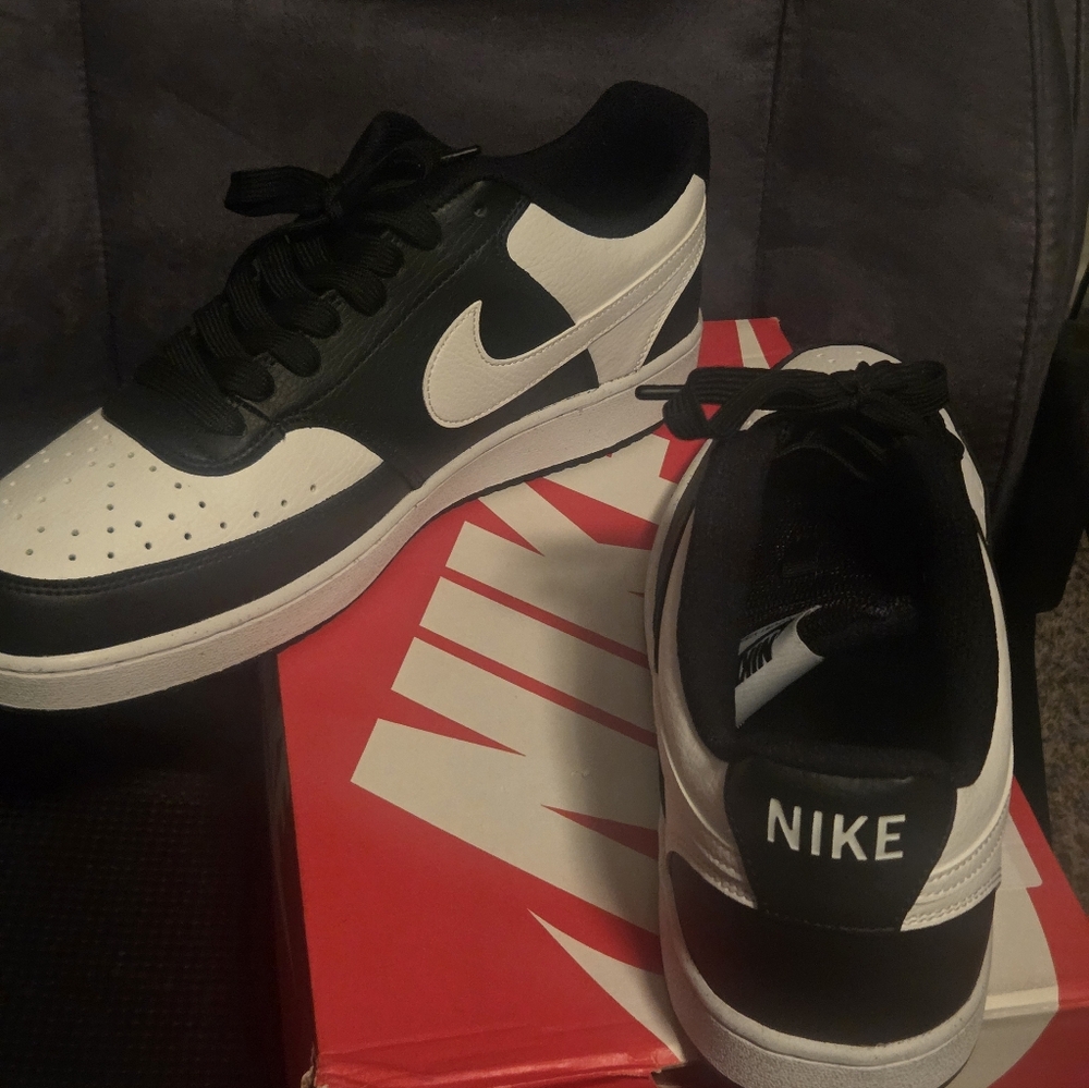 Almost New_Nike Men's Black and White Dunks